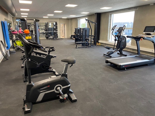 Cardioområde i Sportsgroup Danmarks medarbejder-gym med løbebånd og motionscykler fra Toorx Professional